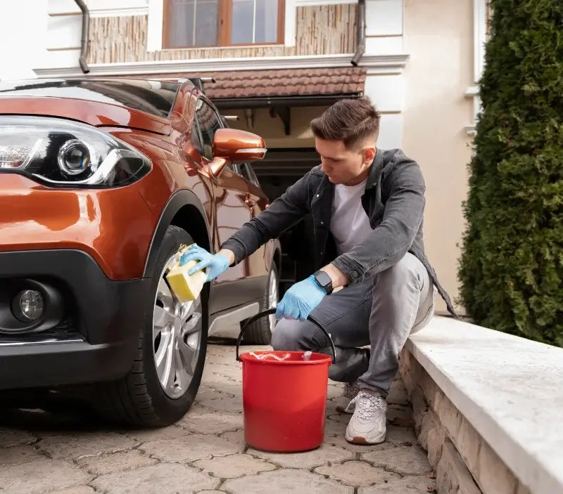 Lavage auto à domicile Le Grand-Lucé : professionnel intervenant sur un véhicule